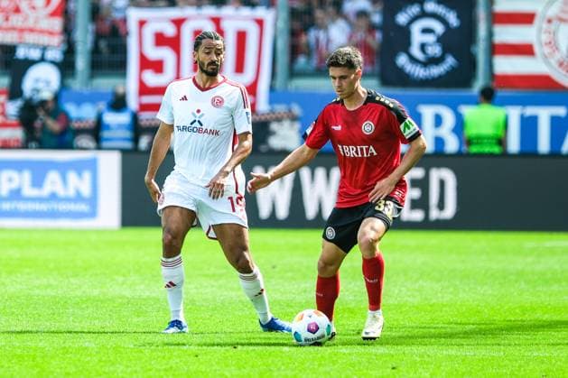 John Iredale SV Wehen Wiesbaden, 33 in duel with Emmanuel Iyoha Fortuna Duesseldorf, 19 , GER, SV Wehen Wiesbaden vs Fortuna Duesseldorf, Soccer, 2 Bundesliga, Matchday 29, Season 2023 2024, 13 04 2024 DFL REGULATES PROHIBIT ANY USE OF PHOTOGRAPHS AS IMAGE SEQUENCES AND OR QUASI VIDEO GER, SV Wehen Wiesbaden vs Fortuna Duesseldorf, Football, 2 Bundesliga, Matchday 29, Season 2023 2024, 13 04 2024 Wiesbaden Copyright: xEibner-Pressefoto FlorianxWieganx EP_FWD