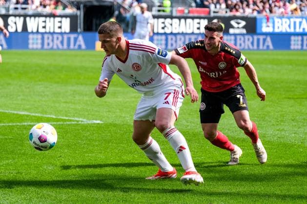 Cristos Tzolis Fortuna Duesseldorf, 07 in duel with Robin Heußer SV Wehen Wiesbaden, 7 , GER, SV Wehen Wiesbaden vs Fortuna Duesseldorf, Soccer, 2 Bundesliga, Matchday 29, Season 2023 2024, 13 04 2024 DFL REGULATES PROHIBIT ANY USE OF PHOTOGRAPHS AS IMAGE SEQUENCES AND OR QUASI VIDEO GER, SV Wehen Wiesbaden vs Fortuna Duesseldorf, Football, 2 Bundesliga, Matchday 29, Season 2023 2024, 13 04 2024 Wiesbaden Copyright: xEibner-Pressefoto FlorianxWieganx EP_FWD