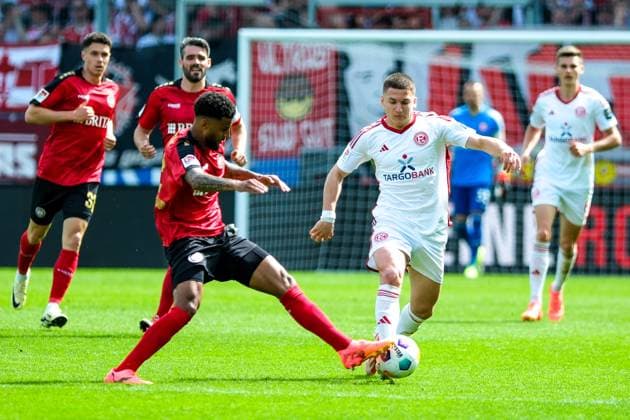 Martin Angha SV Wehen Wiesbaden, 2 in duel with Cristos Tzolis Fortuna Duesseldorf, 07 , GER, SV Wehen Wiesbaden vs Fortuna Duesseldorf, Soccer, 2 Bundesliga, Matchday 29, Season 2023 2024, 13 04 2024 DFL REGULATES PROHIBIT ANY USE OF PHOTOGRAPHS AS IMAGE SEQUENCES AND OR QUASI VIDEO GER, SV Wehen Wiesbaden vs Fortuna Duesseldorf, Football, 2 Bundesliga, Matchday 29, Season 2023 2024, 13 04 2024 Wiesbaden Copyright: xEibner-Pressefoto FlorianxWieganx EP_FWD