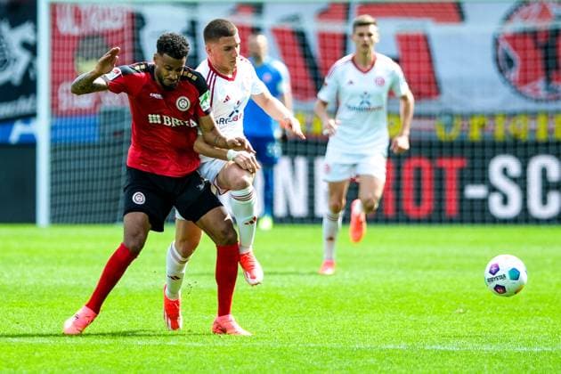 Martin Angha SV Wehen Wiesbaden, 2 in duel with Cristos Tzolis Fortuna Duesseldorf, 07 , GER, SV Wehen Wiesbaden vs Fortuna Duesseldorf, Soccer, 2 Bundesliga, Matchday 29, Season 2023 2024, 13 04 2024 DFL REGULATES PROHIBIT ANY USE OF PHOTOGRAPHS AS IMAGE SEQUENCES AND OR QUASI VIDEO GER, SV Wehen Wiesbaden vs Fortuna Duesseldorf, Football, 2 Bundesliga, Matchday 29, Season 2023 2024, 13 04 2024 Wiesbaden Copyright: xEibner-Pressefoto FlorianxWieganx EP_FWD