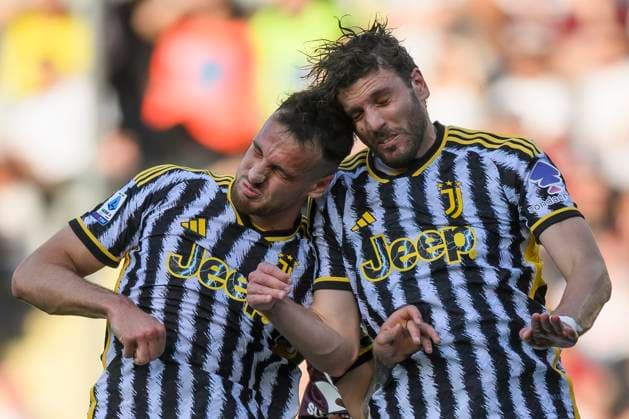 Sport Themen der Woche KW15 Sport Bilder des Tages Torino FC v Juventus FC - Serie A Federico Gatti of Juventus FC hits Manuel Locatelli of Juventus FC during the Serie A football match between Torino FC and Juventus FC. Turin Italy Copyright: xNicolòxCampox