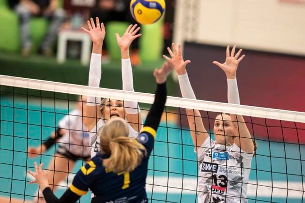 2 Bundesliga Women Pro Schwarz Weiss Erfurt vs DSHS SnowTrex Köln 13 04 2024 Emelie Siegner 7 DSHS SnowTrex Köln vs Silvie Pavlová 4 Schwarz Weiss Erfurt left and Lara Alyssa Darowski 13 Schwarz Weiss Erfurt right 2 Bundesliga Women Pro Schwarz Weiss Erfurt vs DSHS SnowTrex Köln Riethsporthalle Erfurt 13 04 2024 Copyright: xBEAUTIFULxSPORTS Duehringx