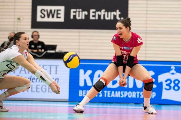 2 Bundesliga Women Pro Schwarz Weiss Erfurt vs DSHS SnowTrex Köln 13 04 2024 Lara Alyssa Darowski 13 Schwarz Weiss Erfurt left and Mia Anna Stauß 11 Schwarz Weiss Erfurt right 2 Bundesliga Women Pro Schwarz Weiss Erfurt vs DSHS SnowTrex Köln Riethsporthalle Erfurt 13 04 2024 Copyright: xBEAUTIFULxSPORTS Duehringx