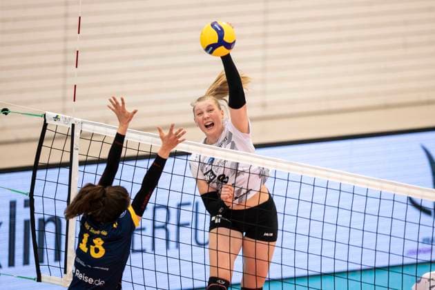 2 Bundesliga Women Pro Schwarz Weiss Erfurt vs DSHS SnowTrex Köln 13 04 2024 Sina Stöckmann 8 Schwarz Weiss Erfurt vs Julia Van den Berghen 18 DSHS SnowTrex Köln 2 Bundesliga Women Pro Schwarz Weiss Erfurt vs DSHS SnowTrex Köln Riethsporthalle Erfurt 13 04 2024 Copyright: xBEAUTIFULxSPORTS Duehringx