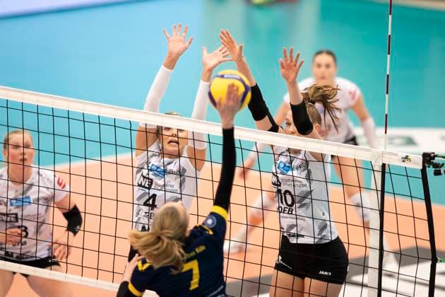 2 Bundesliga Women Pro Schwarz Weiss Erfurt vs DSHS SnowTrex Köln 13 04 2024 Emelie Siegner 7 DSHS SnowTrex Köln vs Silvie Pavlová 4 Schwarz Weiss Erfurt left and Pia Mohr 10 Schwarz Weiss Erfurt right 2 Bundesliga Women Pro Schwarz Weiss Erfurt vs DSHS SnowTrex Köln Riethsporthalle Erfurt 13 04 2024 Copyright: xBEAUTIFULxSPORTS Duehringx
