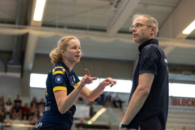 2 Bundesliga Women Pro Schwarz Weiss Erfurt vs DSHS SnowTrex Köln 13 04 2024 Jimmy Czimek Coach DSHS SnowTrex Köln and Viola Torliene 14 DSHS SnowTrex Köln 2 Bundesliga Women Pro Schwarz Weiss Erfurt vs DSHS SnowTrex Köln Riethsporthalle Erfurt 13 04 2024 Copyright: xBEAUTIFULxSPORTS Duehringx