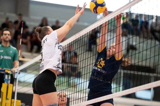 2 Bundesliga Women Pro Schwarz Weiss Erfurt vs DSHS SnowTrex Köln 13 04 2024 Isabella Noble 5 Schwarz Weiss Erfurt vs Viola Torliene 14 DSHS SnowTrex Köln 2 Bundesliga Women Pro Schwarz Weiss Erfurt vs DSHS SnowTrex Köln Riethsporthalle Erfurt 13 04 2024 Copyright: xBEAUTIFULxSPORTS Duehringx