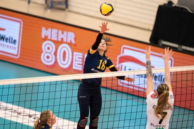 2 Bundesliga Women Pro Schwarz Weiss Erfurt vs DSHS SnowTrex Köln 13 04 2024 Julia Van den Berghen 18 DSHS SnowTrex Köln vs Ashlyn Maye Blotzer 7 Schwarz Weiss Erfurt 2 Bundesliga Women Pro Schwarz Weiss Erfurt vs DSHS SnowTrex Köln Riethsporthalle Erfurt 13 04 2024 Copyright: xBEAUTIFULxSPORTS Duehringx