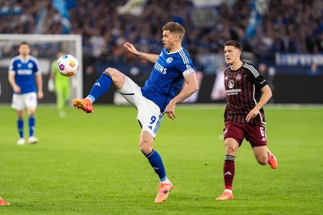 GER, 2 FBL, FC Schalke 04 vs 1 FC Nürnberg Nuernberg 13 04 2024, Veltins Arena, Gelsenkirchen, GER, 2 FBL, FC Schalke 04 vs 1 FC Nürnberg Nuernberg In the picture Simon Terodde FC Schalke 04, 9 single action whole body whole body ball on foot nordphotoxGmbHxx xChristianxSchulze nph000300