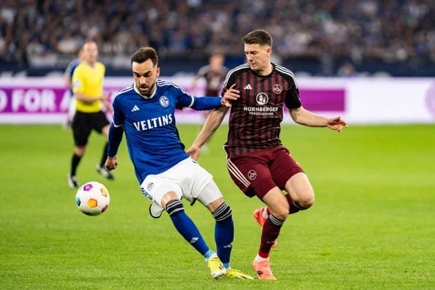 GER, 2 FBL, FC Schalke 04 vs 1 FC Nürnberg Nuernberg 13 04 2024, Veltins Arena, Gelsenkirchen, GER, 2 FBL, FC Schalke 04 vs 1 FC Nürnberg Nuernberg In the picture duel between Kenan Karaman FC Schalke 04, 19 and Florian Flick 1 FC Nürnberg Nuernberg, 6 nordphotoxGmbHxx xChristianxSchulze nph000300