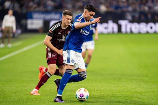 GER, 2 FBL, FC Schalke 04 vs 1 FC Nürnberg Nuernberg 13 04 2024, Veltins Arena, Gelsenkirchen, GER, 2 FBL, FC Schalke 04 vs 1 FC Nürnberg Nuernberg In the picture Yusuf KabadayÄ± FC Schalke 04, 17 single action whole body whole body ball on foot nordphotoxGmbHxx xChristianxSchulze nph000300
