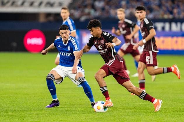 GER, 2 FBL, FC Schalke 04 vs 1 FC Nürnberg Nuernberg 13 04 2024, Veltins Arena, Gelsenkirchen, GER, 2 FBL, FC Schalke 04 vs 1 FC Nürnberg Nuernberg In the picture Jan Gyamerah 1 FC Nürnberg Nuernberg, 28 Single action Whole body Whole body ball on foot Yusuf KabadayÄ± FC Schalke 04, 17 nordphotoxGmbHxx xChristianxSchulze nph000300