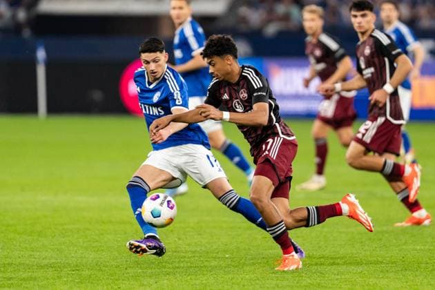 GER, 2 FBL, FC Schalke 04 vs 1 FC Nürnberg Nuernberg 13 04 2024, Veltins Arena, Gelsenkirchen, GER, 2 FBL, FC Schalke 04 vs 1 FC Nürnberg Nuernberg In the picture duel between Nathaniel Brown 1 FC Nürnberg Nuernberg, 27 Yusuf KabadayÄ± FC Schalke 04, 17 nordphotoxGmbHxx xChristianxSchulze nph000300