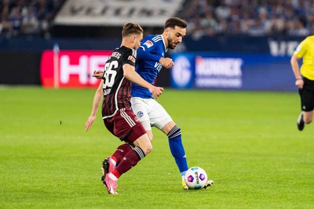 GER, 2 FBL, FC Schalke 04 vs 1 FC Nürnberg Nuernberg 13 04 2024, Veltins Arena, Gelsenkirchen, GER, 2 FBL, FC Schalke 04 vs 1 FC Nürnberg Nuernberg In the picture duel between Kenan Karaman FC Schalke 04, 19 Lukas Schleimer 1 FC Nürnberg Nuernberg, 36 full body whole body ball on foot nordphotoxGmbHxx xChristianxSchulze nph000300