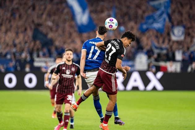 GER, 2 FBL, FC Schalke 04 vs 1 FC Nürnberg Nuernberg 13 04 2024, Veltins Arena, Gelsenkirchen, GER, 2 FBL, FC Schalke 04 vs 1 FC Nürnberg Nuernberg In the picture header duel header duel between Yusuf KabadayÄ± FC Schalke 04, 17 Jens Castrop 1 FC Nürnberg Nuernberg, 17 nordphotoxGmbHxx xChristianxSchulze nph000300