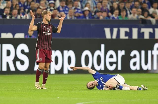 13 04 2024 Soccer Season 2023 2024 2 Soccer Bundesliga 29 Matchday FC Schalke 04 S04 Knappen 1 FC FC Nürnberg FCN Club Sportfoto Zink DaMa xdaxmax DFL regulations prohibit any use of photographs as image sequences and or quasi video only for editorial use Sebastian Andersson 20, 1 FC Nürnberg FCN gesticulates innocently after fou to Derry John Murkin 5, FC Schalke 04 S04
