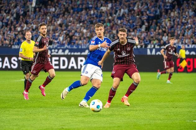 2 Soccer Bundesliga FC Schalke 04 1 FC Nürnberg 13 04 2024 Keke Topp FC Schalke 04, 42 in duel with Florian Flick 1 FC Nürnberg, 6 2 Soccer Bundesliga FC Schalke 04 1 FC Nürnberg, 29 Matchday, on 13 04 2024, Veltins Arena, Gelsenkirchen DFL REGULATIONS PROHIBIT ANY USE OF PHOTOGRAPHS AS IMAGE SEQUENCES AND OR QUASI VIDEO Copyright: xBEAUTIFULxSPORTS Erlhofx