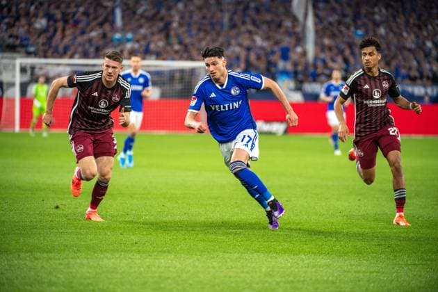 2 Soccer Bundesliga FC Schalke 04 1 FC Nürnberg 13 04 2024 Yusuf Kabadayi FC Schalke 04, 17 , Nathaniel Brown 1 FC Nürnberg, 27 2 Soccer Bundesliga FC Schalke 04 1 FC Nürnberg, 29 Matchday, on 13 04 2024, Veltins Arena, Gelsenkirchen DFL REGULATIONS PROHIBIT ANY USE OF PHOTOGRAPHS AS IMAGE SEQUENCES AND OR QUASI VIDEO Copyright: xBEAUTIFULxSPORTS Erlhofx