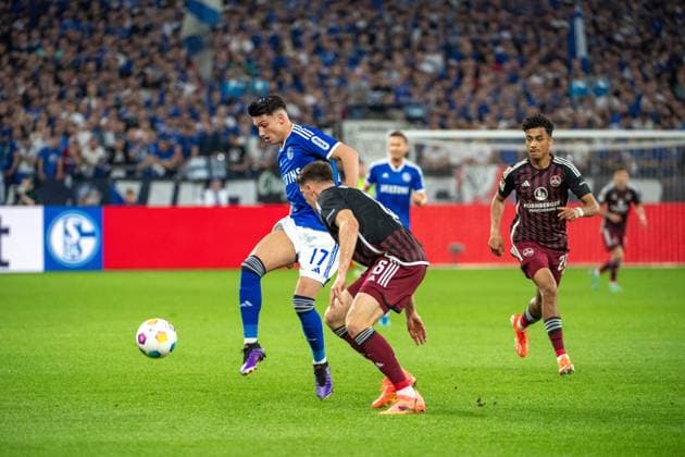 2 Soccer Bundesliga FC Schalke 04 1 FC Nürnberg 13 04 2024 Yusuf Kabadayi FC Schalke 04, 17 in duel with Florian Flick 1 FC Nürnberg, 6 2 Soccer Bundesliga FC Schalke 04 1 FC Nürnberg, 29 Matchday, on 13 04 2024, Veltins Arena, Gelsenkirchen DFL REGULATIONS PROHIBIT ANY USE OF PHOTOGRAPHS AS IMAGE SEQUENCES AND OR QUASI VIDEO Copyright: xBEAUTIFULxSPORTS Erlhofx