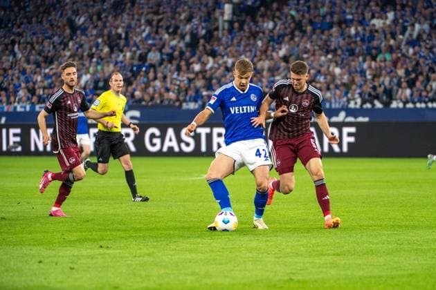 2 Soccer Bundesliga FC Schalke 04 1 FC Nürnberg 13 04 2024 Keke Topp FC Schalke 04, 42 in duel with Florian Flick 1 FC Nürnberg, 6 2 Soccer Bundesliga FC Schalke 04 1 FC Nürnberg, 29 Matchday, on 13 04 2024, Veltins Arena, Gelsenkirchen DFL REGULATIONS PROHIBIT ANY USE OF PHOTOGRAPHS AS IMAGE SEQUENCES AND OR QUASI VIDEO Copyright: xBEAUTIFULxSPORTS Erlhofx