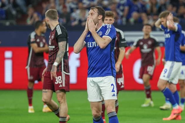 2 Bundesliga FC Schalke 04 1 FC Nürnberg on 13 04 2024 in the Veltins Arena on Schalke Thomas Ouwejan Schalke 2 dissatisfied, disappointed, disappointed, dejected MH