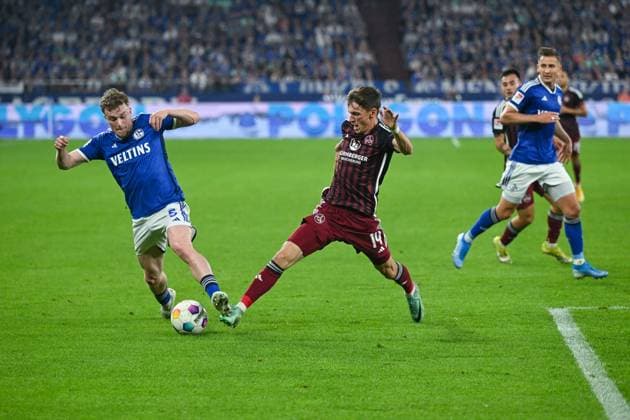 13 04 2024, Soccer, 2 Bundesliga, 29 Matchday Season 2023 2024, FC Schalke 04 1 FC Nuernberg, Derry Murkin FC Schalke 04 , Benjamin Goller 1 FC Nürnberg xRHR PHOTO TKx Copyright: RHR-FOTOx RHR-FOTO TK