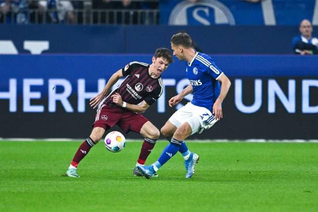 13 04 2024, Soccer, 2 Bundesliga, 29 Matchday Season 2023 2024, FC Schalke 04 1 FC Nuernberg, Benjamin Goller 1 FC Nürnberg , Paul Seguin FC Schalke 04 xRHR PHOTO TKx Copyright: RHR-FOTOx RHR-FOTO TK