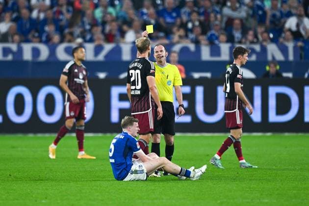 13 04 2024, Football, 2 Bundesliga, 29 Matchday Season 2023 2024, FC Schalke 04 1 FC Nuernberg, Gladly card for Pascal Fuchs 1 FC Nuremberg xRHR PHOTO TKx Copyright: RHR-FOTOx RHR-FOTO TK