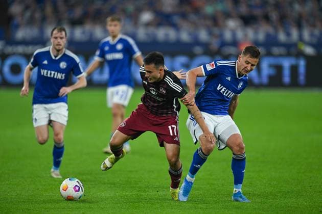 13 04 2024, Soccer, 2 Bundesliga, 29 Matchday Season 2023 2024, FC Schalke 04 1 FC Nuernberg, Jens Castrop 1 FC Nürnberg , Paul Seguin FC Schalke 04 xRHR PHOTO TKx Copyright: RHR-FOTOx RHR-FOTO TK