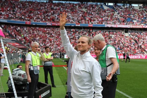 München, Deutschland 13. April 2024: Fussball, Herren, Bundesliga, Saison 2023 2024, FC Bayern München - 1.FC Köln, Allianz Arena Kathleen Krüger, Teammanagement (FC Bayern München) hebt den rechten Arm, winken, Grüssen DFB, DFL regulations prohibit any use of photographs as image sequences and or quasi-video *** Munich, Germany 13 April 2024 Football, Men, Bundesliga, Season 2023 2024, FC Bayern Munich 1 FC Cologne, Allianz Arena Kathleen Krüger, Team Management FC Bayern Munich raises right arm, waving, greeting DFB, DFL regulations prohibit any use of photographs as image sequences and or quasi video