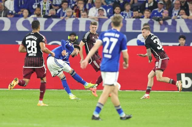 13 04 2024 Soccer Season 2023 2024 2 Soccer Bundesliga 29 Matchday FC Schalke 04 S04 Knappen 1 FC Nuremberg FCN Club Sportfoto Zink DaMa xdaxmax DFL regulations prohibit any use of photographs as image sequences and or quasi video only for editorial use Goal Goal Shot to 1 0 Goalscorer Kenan Karaman 19, FC Schalke 04 S04 vs Jannes Kilian Horn 38, 1 FC Nuremberg FCN
