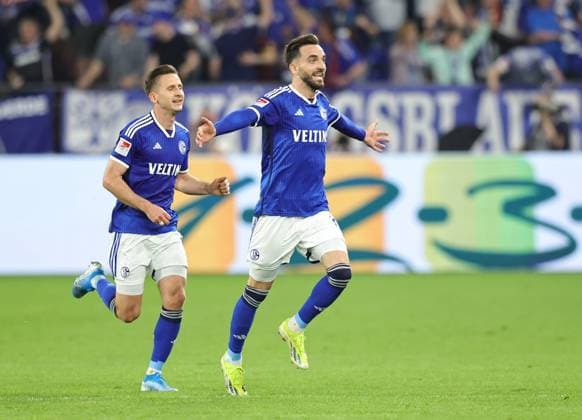 13 04 2024 Soccer Season 2023 2024 2 Soccer Bundesliga 29 Matchday FC Schalke 04 S04 Knappen 1 FC Nürnberg FCN Club Sportfoto Zink DaMa xdaxmax DFL regulations prohibit any use of photographs as image sequences and or quasi video only for editorial use Jubel Freude Torjubel nach Tor zum 1 0 Kenan Karaman 19, FC Schalke 04 S04 und Mannschaft Team jubelt freut sich Torschütze Kenan Karaman 19, FC Schalke 04 S04
