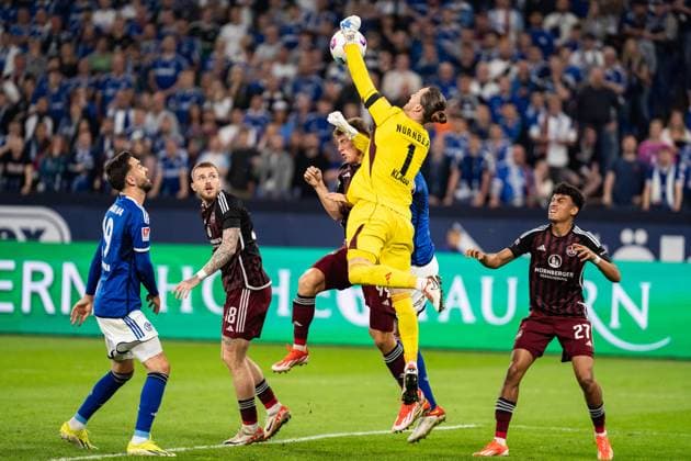 GER, 2 FBL, FC Schalke 04 vs 1 FC Nürnberg Nuernberg 13 04 2024, Veltins Arena, Gelsenkirchen, GER, 2 FBL, FC Schalke 04 vs 1 FC Nürnberg Nuernberg In the picture Parade by Carl Klaus 1 FC Nürnberg Nuernberg, 1 fists the ball away nordphotoxGmbHxx xChristianxSchulze nph000300
