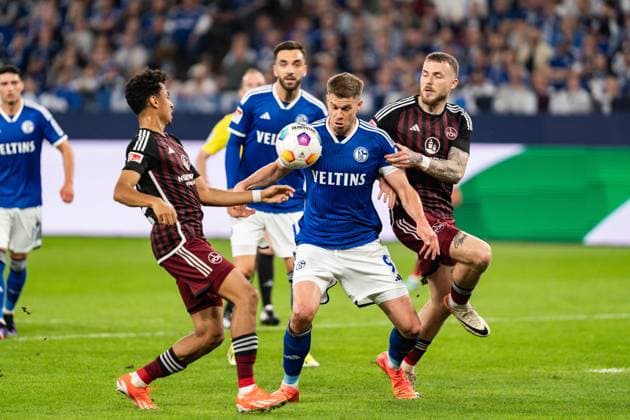 GER, 2 FBL, FC Schalke 04 vs 1 FC Nürnberg Nuernberg 13 04 2024, Veltins Arena, Gelsenkirchen, GER, 2 FBL, FC Schalke 04 vs 1 FC Nürnberg Nuernberg In the picture duel between Simon Terodde FC Schalke 04, 9 Nathaniel Brown 1 FC Nürnberg Nuernberg, 27 Jannes Horn 1 FC Nürnberg Nuernberg, 38 nordphotoxGmbHxx xChristianxSchulze nph000300