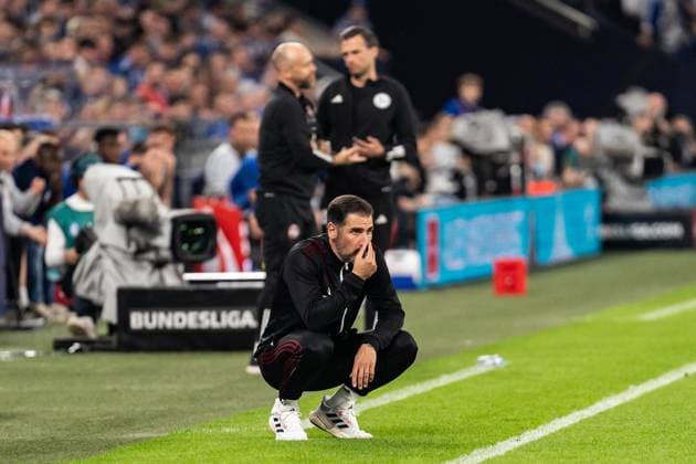 GER, 2 FBL, FC Schalke 04 vs 1 FC Nürnberg Nuernberg 13 04 2024, Veltins Arena, Gelsenkirchen, GER, 2 FBL, FC Schalke 04 vs 1 FC Nürnberg Nuernberg In the picture Cristian FiÃ l Fiel Head Coach Head Coach 1 FC Nürnberg Nuernberg sits in a crouch Gestures, facial expressions, emotions in the coching zone on the sidelines, nordphotoxGmbHxx xChristianxSchulze nph000300