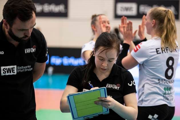 2 Bundesliga Women Pro Schwarz Weiss Erfurt vs DSHS SnowTrex Köln 13 04 2024 Mateusz Zarczynski Coach Schwarz Weiss Erfurt and Rebekka Schneider Co Coach Schwarz Weiss Erfurt 2 Bundesliga Women Pro Schwarz Weiss Erfurt vs DSHS SnowTrex Köln Riethsporthalle Erfurt 13 04 2024 Copyright: xBEAUTIFULxSPORTS Duehringx