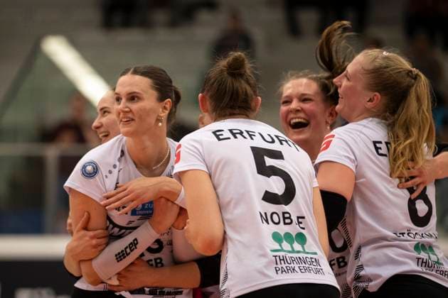 2 Bundesliga Women Pro Schwarz Weiss Erfurt vs DSHS SnowTrex Köln 13 04 2024 Cheering, from left Mia Anna Stauß 11 Schwarz Weiss Erfurt , Lara Alyssa Darowski 13 Schwarz Weiss Erfurt , Isabella Noble 5 Schwarz Weiss Erfurt, Pia Mohr 10 Schwarz Weiss Erfurt and Sina Stöckmann 8 Schwarz Weiss Erfurt 2 Bundesliga Women Pro Schwarz Weiss Erfurt vs DSHS SnowTrex Köln Riethsporthalle Erfurt 13 04 2024 Copyright: xBEAUTIFULxSPORTS Duehringx