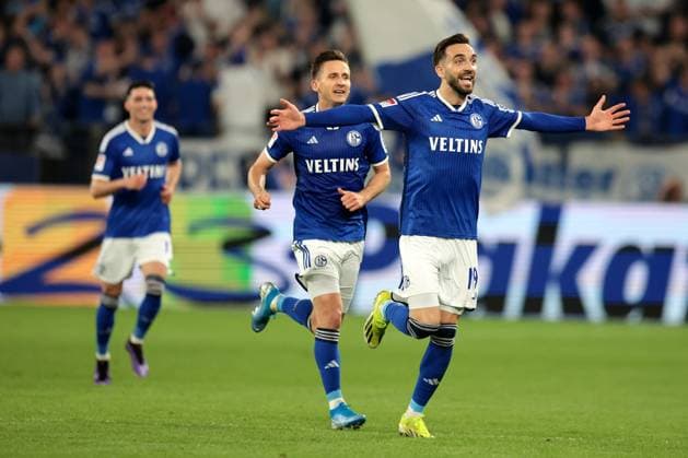 The players of FC Schalke 04 celebrate the 1-0 goal by Kenan Karaman FC Schalke 04 during the match of the 2 BL season 2023 24 FC Schalke 04 1 FC Nürnberg Copyright Thomas Pakusch