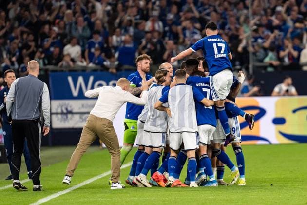 GER, 2 FBL, FC Schalke 04 vs. 1 FC Nürnberg Nuernberg 13 04 2024, Veltins Arena, Gelsenkirchen, GER, 2 FBL, FC Schalke 04 vs. 1 FC Nürnberg Nuernberg In the picture Goal celebrations Cheering the goal to 1 0 by Kenan Karaman FC Schalke 04, 19 Karel Geraerts Head Coach, FC Schalke 04 Paul Seguin FC Schalke 04, 7 Yusuf KabadayÄ± FC Schalke 04, 17 nordphotoxGmbHxx xChristianxSchulze nph000300