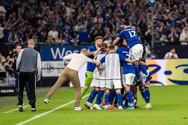 GER, 2 FBL, FC Schalke 04 vs. 1 FC Nürnberg Nuernberg 13 04 2024, Veltins Arena, Gelsenkirchen, GER, 2 FBL, FC Schalke 04 vs. 1 FC Nürnberg Nuernberg In the picture Goal celebrations Cheering the goal to 1 0 by Kenan Karaman FC Schalke 04, 19 Karel Geraerts Head Coach, FC Schalke 04 Paul Seguin FC Schalke 04, 7 Yusuf KabadayÄ± FC Schalke 04, 17 nordphotoxGmbHxx xChristianxSchulze nph000300