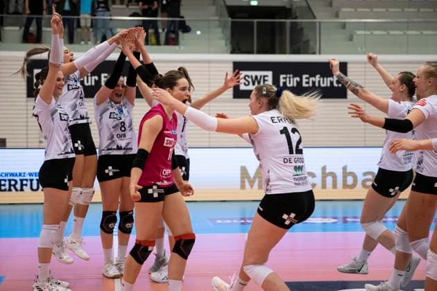 2 Bundesliga Women Pro Schwarz Weiss Erfurt vs DSHS SnowTrex Köln 13 04 2024 Cheers Schwarz Weiss Erfurt 2 Bundesliga Women Pro Schwarz Weiss Erfurt vs DSHS SnowTrex Köln Riethsporthalle Erfurt 13 04 2024 Copyright: xBEAUTIFULxSPORTS Duehringx