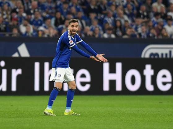 13 04 2024, Gelsenkirchen, Germany, VELTINS Arena, FC Schalke 04 vs 1 FC Nuernberg 2 Bundesliga, Kenan Karaman FC Schalke 04 gestures, gestures Photo Ralf Treese DFB DFL REGULATIONS PROHIBIT ANY USE OF PHOTOGRAPHS AS IMAGE SEQUENCES AND OR QUASI VIDEO Gelsenkirchen VELTINS Arena North Rhine Westphalia Germany 521_S04FCN20240413_021 Treese-521
