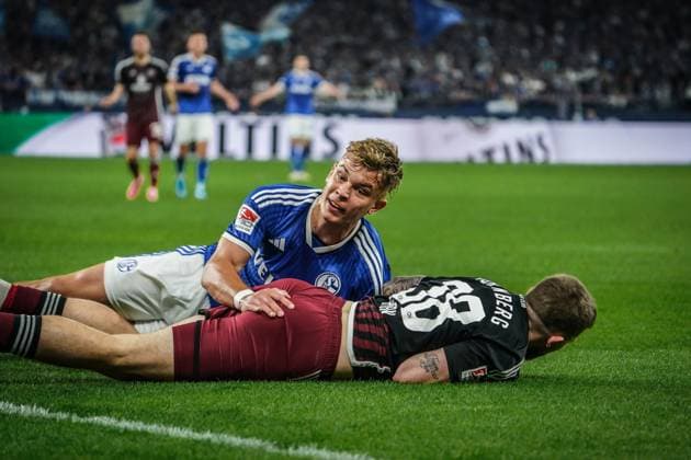 Soccer 2 Bundesliga 2023 2024, Matchday 29, FC Schalke 04 1 FC Nürnberg Veltins Arena, Gelsenkirchen Schalkes Keke Topp with Nürnbergs Jannes Horn on the ground Gelsenkirchen Veltins Arena Germany Copyright: xJoeranxSteinsiekx