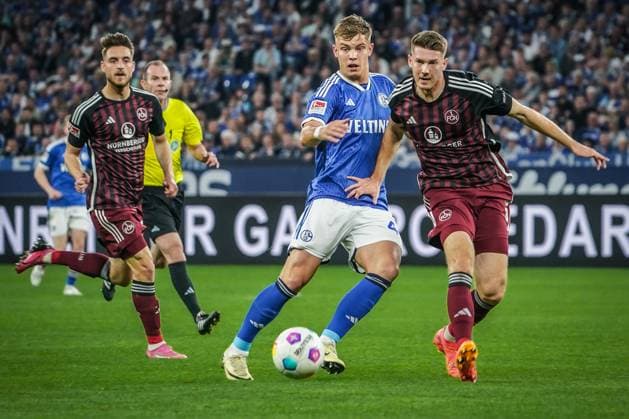 Soccer 2 Bundesliga 2023 2024, Matchday 29, FC Schalke 04 1 FC Nürnberg Veltins Arena, Gelsenkirchen Action between Schalkes Keke Topp and Nürnbergs Florian Flick Gelsenkirchen Veltins Arena Germany Copyright: xJoeranxSteinsiekx