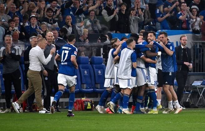 1 0 goal scorer Kenan Karaman FC Schalke 04 , 2 v r , is celebrated, left Karel Geraerts head coach FC Schalke 04 13 04 2024, Soccer season 2023 2024, 2 Bundesliga, 29 Matchday, FC Schalke 04 1 FC Nürnberg Gelsenkirchen Veltins Arena Nordrhein Westfalen Germany Team2