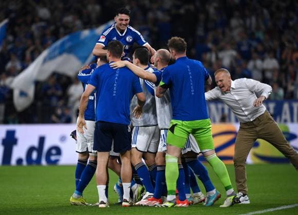 Celebration 1 0 Kenan Karaman FC Schalke 04 is celebrated, above Yusuf Kabadayi FC Schalke 04 , right cheers Karel Geraerts head coach FC Schalke 04 13 04 2024, Football season 2023 2024, 2 Bundesliga, 29 Matchday, FC Schalke 04 1 FC Nürnberg Gelsenkirchen Veltins Arena Nordrhein Westfalen Germany Team2