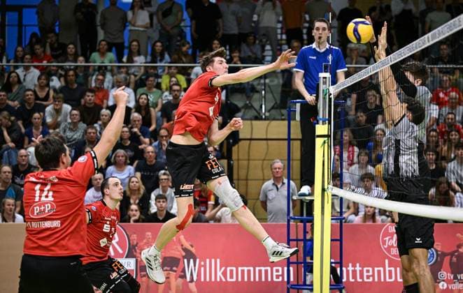 Volleyball 2 Bundesliga season 2023 2024 TV Rottenburg TV Buehl 13 04 2024 Jan Huber center, TV Rottenburg watched by Moritz Rauber left, TV Rottenburg