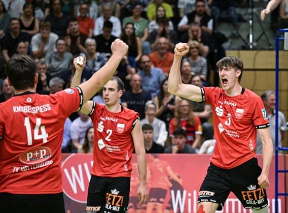 Volleyball 2 Bundesliga season 2023 2024 TV Rottenburg TV Buehl 13 04 2024 JUBEL TV Rottenburg Jan Huber, Moritz Rauber and Oliver Knobelspiess v re