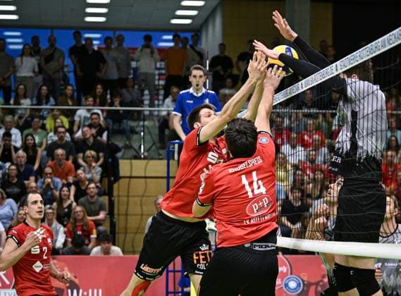 Volleyball 2 Bundesliga season 2023 2024 TV Rottenburg TV Buehl 13 04 2024 Block TV Rottenburg Co-coach Felix Weber center left and Oliver Knobelspiess center right watched by Moritz Rauber left, TV Rottenburg