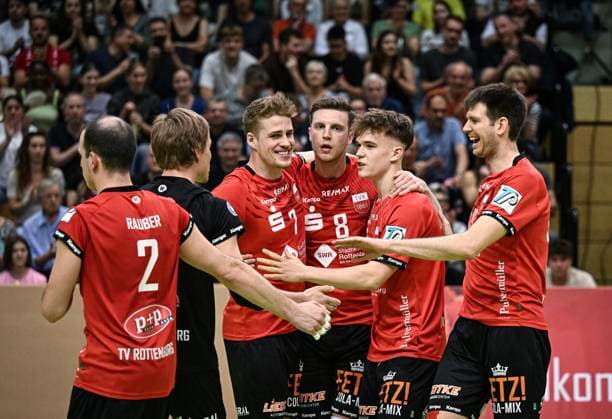 Volleyball 2 Bundesliga season 2023 2024 TV Rottenburg TV Buehl 13 04 2024 JUBEL TV Rottenburg Moritz Rauber, Dirk Mehlberg, Timon Schippmann, Niklas Lichtenauer, Aurel Sprenger and co-coach Felix Weber from left to right